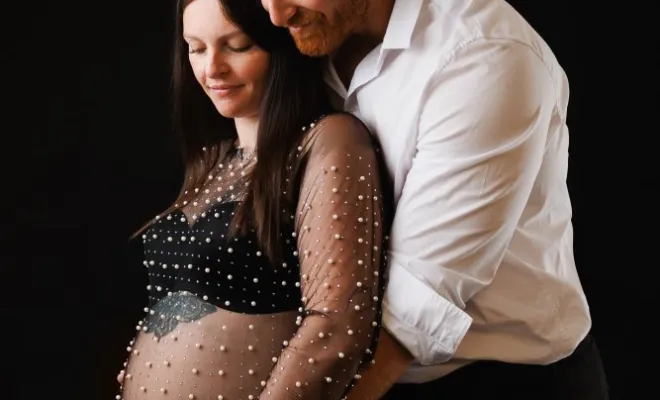 Photographe professionnelle shooting grossesse en couple en studio à Besançon, Besançon, TAILS PHOTOGRAPHIE