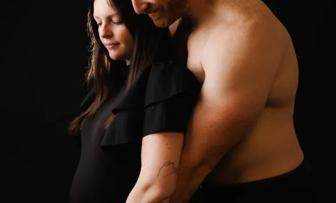 Photographe professionnelle shooting grossesse en couple en studio à Besançon, Besançon, TAILS PHOTOGRAPHIE