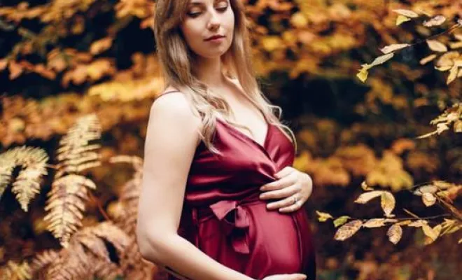 Photographe professionnelle shooting grossesse en automne à Besançon, Besançon, TAILS PHOTOGRAPHIE