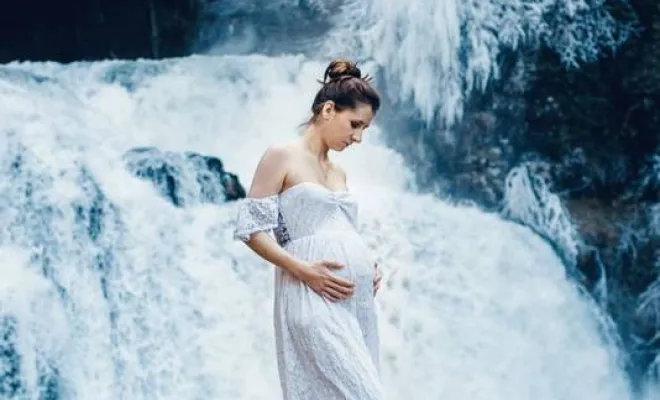 Photographe professionnelle shooting grossesse en hiver à la Source du Lison près de Besançon, Besançon, TAILS PHOTOGRAPHIE