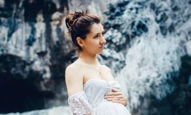 Photographe professionnelle shooting grossesse en hiver à la Source du Lison près de Besançon, Besançon, TAILS PHOTOGRAPHIE