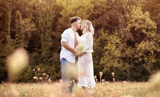 Photographe professionnelle shooting grossesse en pleine nature à Arbois, Besançon, TAILS PHOTOGRAPHIE