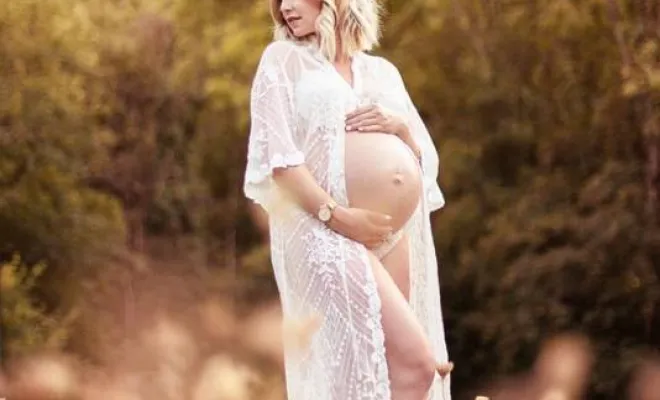 Photographe professionnelle shooting grossesse en pleine nature à Arbois, Besançon, TAILS PHOTOGRAPHIE