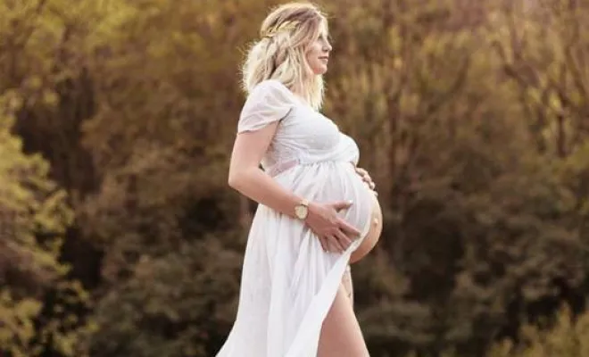 Photographe professionnelle shooting grossesse en pleine nature à Arbois, Besançon, TAILS PHOTOGRAPHIE