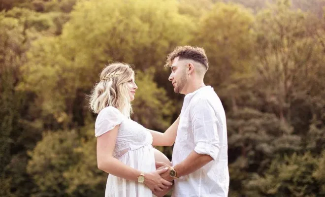 Photographe professionnelle shooting grossesse en pleine nature à Arbois, Besançon, TAILS PHOTOGRAPHIE