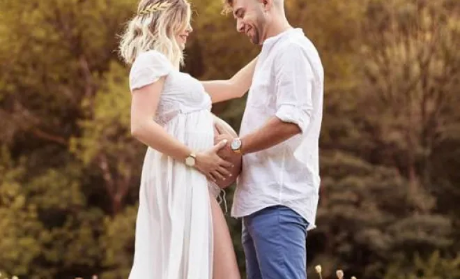 Photographe professionnelle shooting grossesse en pleine nature à Arbois, Besançon, TAILS PHOTOGRAPHIE