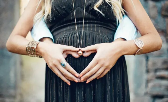 Photographe professionnelle shooting grossesse en pleine nature à Besançon, Besançon, TAILS PHOTOGRAPHIE