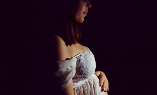 Photographe professionnelle shooting grossesse en studio à Besançon, Besançon, TAILS PHOTOGRAPHIE