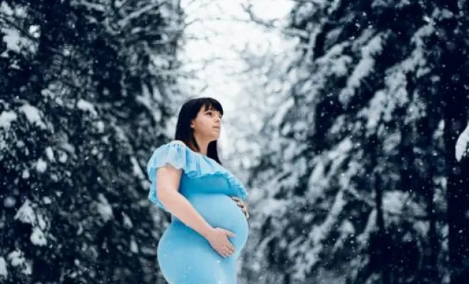 Photographe professionnelle shooting grossesse hivernal à Pontarlier, Besançon, TAILS PHOTOGRAPHIE