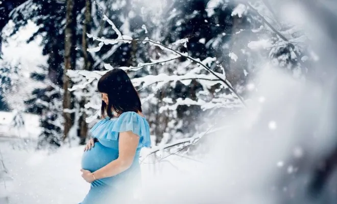 Photographe professionnelle shooting grossesse hivernal à Pontarlier, Besançon, TAILS PHOTOGRAPHIE