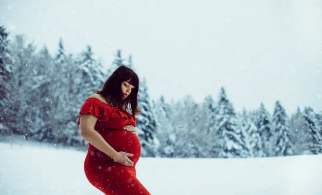 Photographe professionnelle shooting grossesse hivernal à Pontarlier, Besançon, TAILS PHOTOGRAPHIE