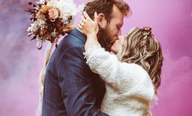 Photographe professionnelle shooting mariage avec fumigènes à Besançon, Besançon, TAILS PHOTOGRAPHIE