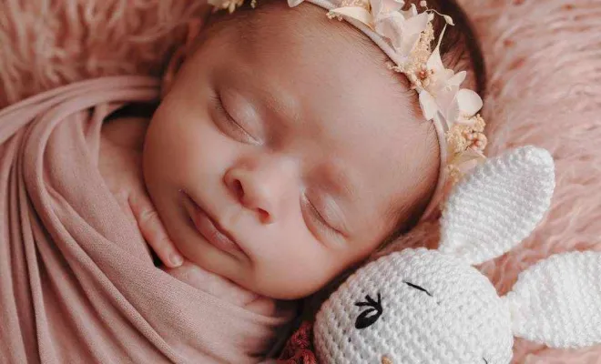 Photographe professionnelle shooting naissance avec décors et accessoires à Besançon, Besançon, TAILS PHOTOGRAPHIE