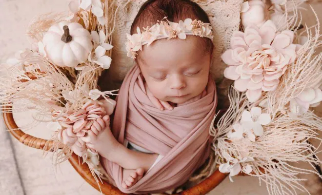 Photographe professionnelle shooting naissance avec décors et accessoires à Besançon, Besançon, TAILS PHOTOGRAPHIE