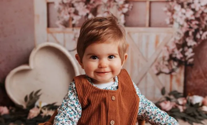 Photographe professionnelle shooting photo anniversaire 1 an avec décor en studio à Besançon, Besançon, TAILS PHOTOGRAPHIE