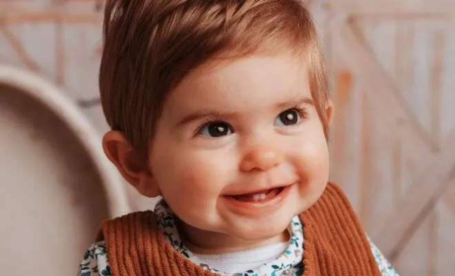 Photographe professionnelle shooting photo anniversaire 1 an avec décor en studio à Besançon, Besançon, TAILS PHOTOGRAPHIE