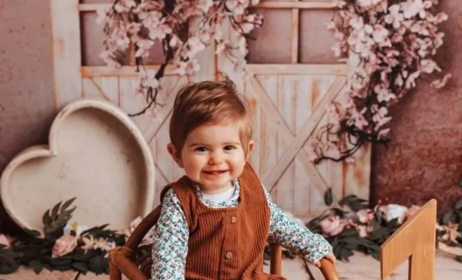 Photographe professionnelle shooting photo anniversaire 1 an avec décor en studio à Besançon, Besançon, TAILS PHOTOGRAPHIE