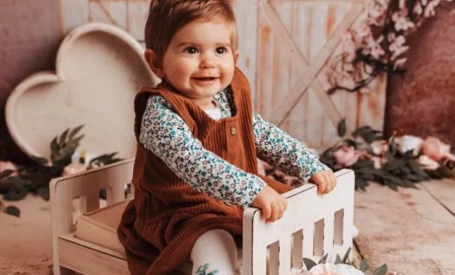 Photographe professionnelle shooting photo anniversaire 1 an avec décor en studio à Besançon, Besançon, TAILS PHOTOGRAPHIE