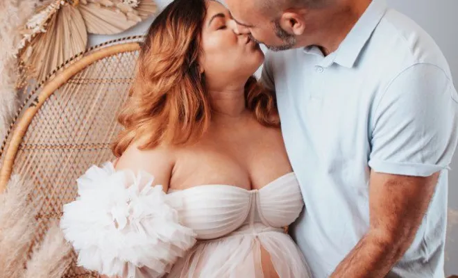 Photographe professionnelle shooting photo grossesse en couple à Besançon, Besançon, TAILS PHOTOGRAPHIE