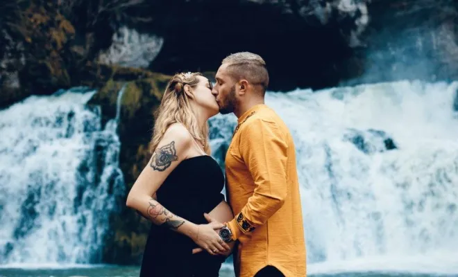 Photographe professionnelle shooting photo grossesse en couple en Franche Comté, Besançon, TAILS PHOTOGRAPHIE