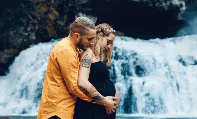 Photographe professionnelle shooting photo grossesse en couple en Franche Comté, Besançon, TAILS PHOTOGRAPHIE