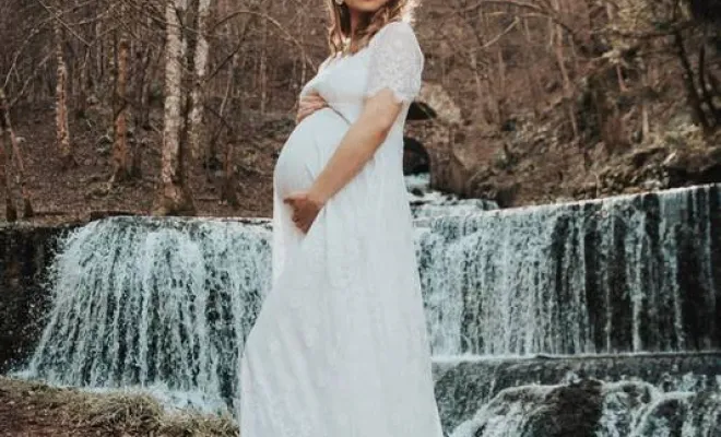 Photographe professionnelle shooting photo grossesse en extérieur à Besançon, Besançon, TAILS PHOTOGRAPHIE