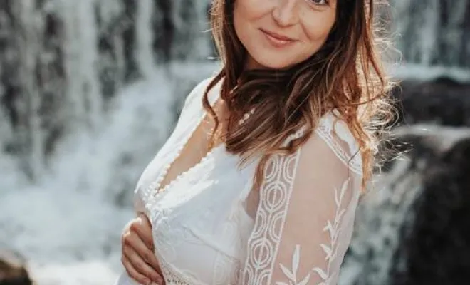 Photographe professionnelle shooting photo grossesse en extérieur à Besançon, Besançon, TAILS PHOTOGRAPHIE