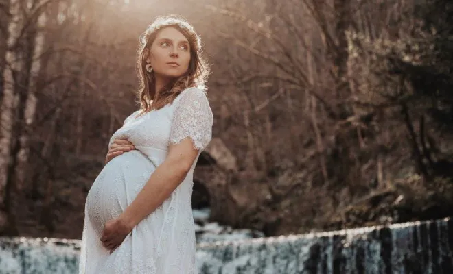 Photographe professionnelle shooting photo grossesse en extérieur à Besançon, Besançon, TAILS PHOTOGRAPHIE