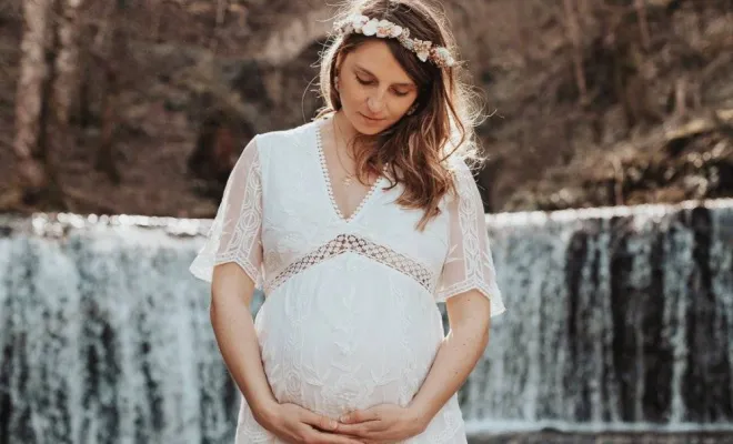 Photographe professionnelle shooting photo grossesse en extérieur à Besançon, Besançon, TAILS PHOTOGRAPHIE