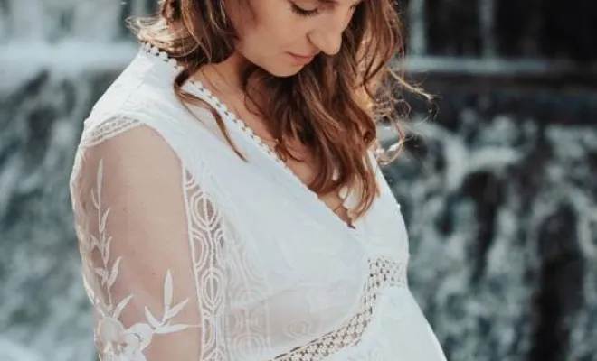 Photographe professionnelle shooting photo grossesse en extérieur à Besançon, Besançon, TAILS PHOTOGRAPHIE