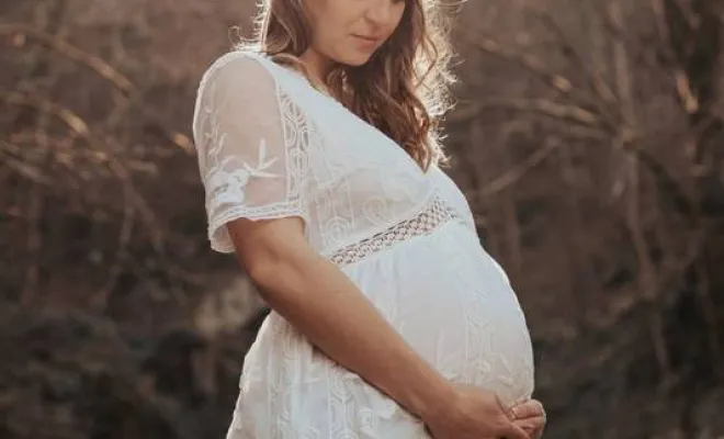 Photographe professionnelle shooting photo grossesse en extérieur à Besançon, Besançon, TAILS PHOTOGRAPHIE