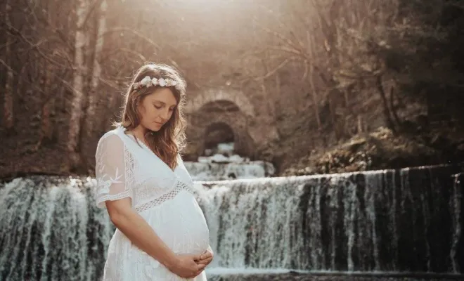 Photographe professionnelle shooting photo grossesse en extérieur à Besançon, Besançon, TAILS PHOTOGRAPHIE