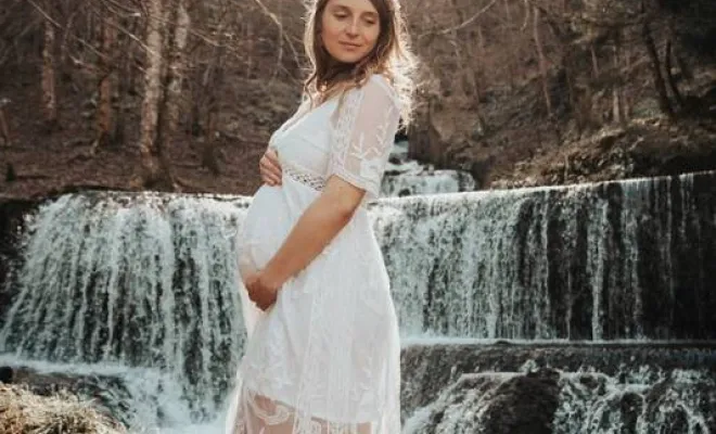 Photographe professionnelle shooting photo grossesse en extérieur à Besançon, Besançon, TAILS PHOTOGRAPHIE