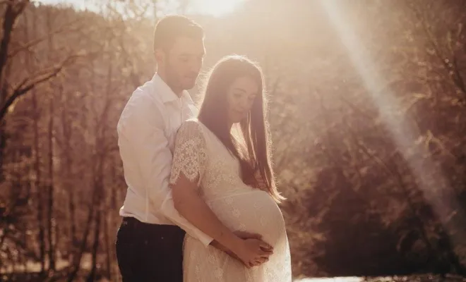 Photographe professionnelle shooting photo grossesse en pleine nature à Besançon, Besançon, TAILS PHOTOGRAPHIE