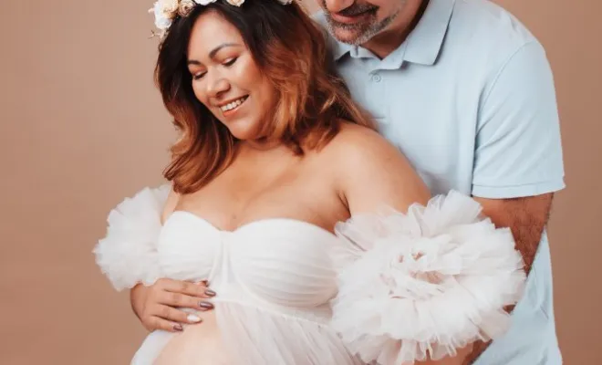 Photographe professionnelle shooting photo grossesse glamour en studio à Besançon, Besançon, TAILS PHOTOGRAPHIE