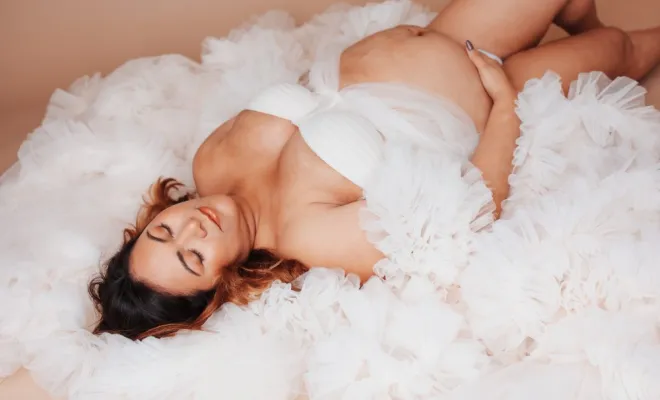 Photographe professionnelle shooting photo grossesse glamour en studio à Besançon, Besançon, TAILS PHOTOGRAPHIE