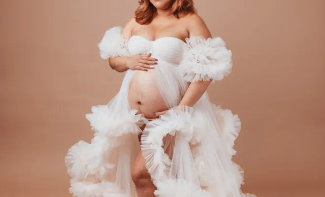 Photographe professionnelle shooting photo grossesse glamour en studio à Besançon, Besançon, TAILS PHOTOGRAPHIE