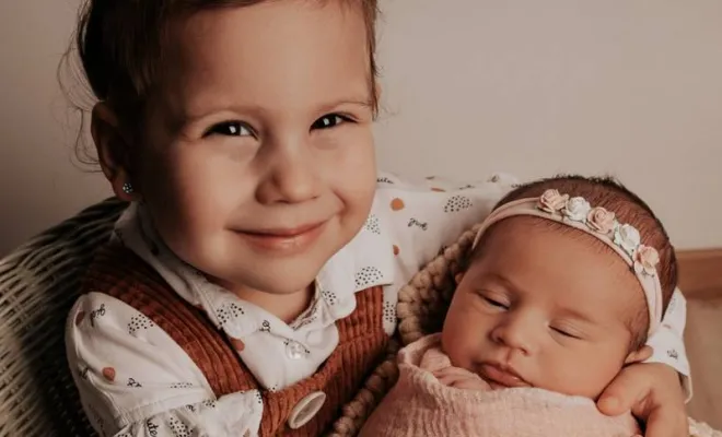 Photographe professionnelle shooting photo naissance en famille à Besançon, Besançon, TAILS PHOTOGRAPHIE