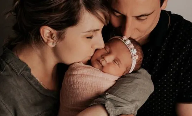 Photographe professionnelle shooting photo naissance en famille à Besançon, Besançon, TAILS PHOTOGRAPHIE