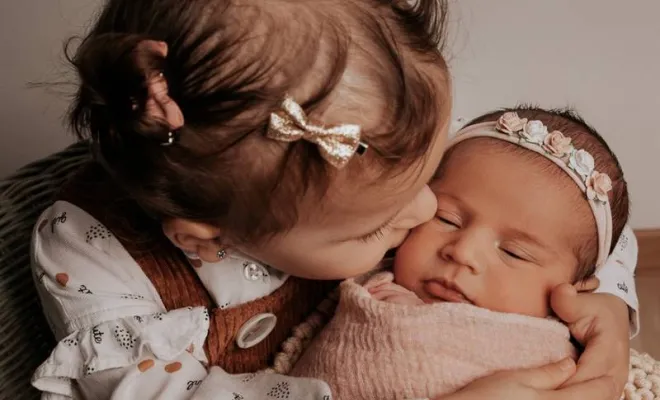 Photographe professionnelle shooting photo naissance en famille à Besançon, Besançon, TAILS PHOTOGRAPHIE