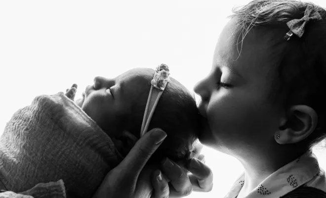 Photographe professionnelle shooting photo naissance en famille à Besançon, Besançon, TAILS PHOTOGRAPHIE