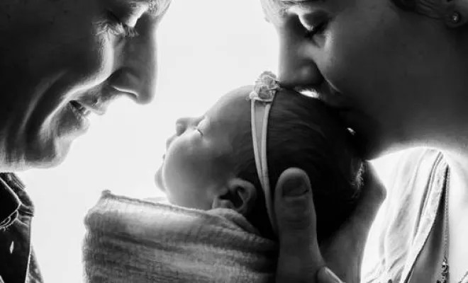 Photographe professionnelle shooting photo naissance en famille à Besançon, Besançon, TAILS PHOTOGRAPHIE