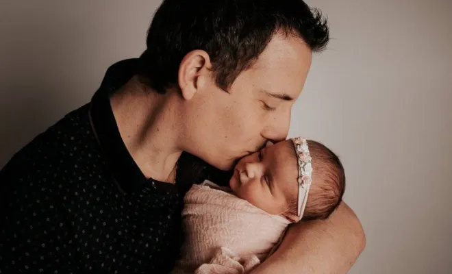 Photographe professionnelle shooting photo naissance en famille à Besançon, Besançon, TAILS PHOTOGRAPHIE