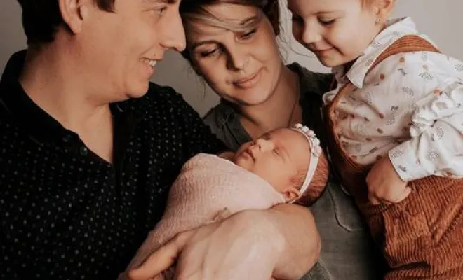 Photographe professionnelle shooting photo naissance en famille à Besançon, Besançon, TAILS PHOTOGRAPHIE