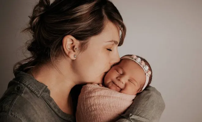 Photographe professionnelle shooting photo naissance en famille à Besançon, Besançon, TAILS PHOTOGRAPHIE