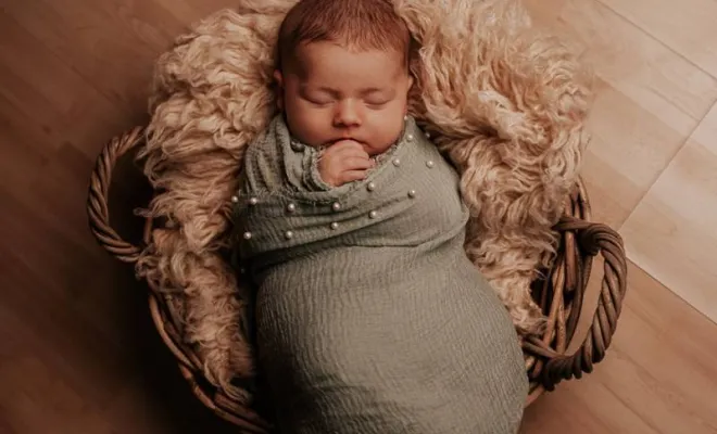 Photographe professionnelle shooting photo naissance en studio à Besançon, Besançon, TAILS PHOTOGRAPHIE