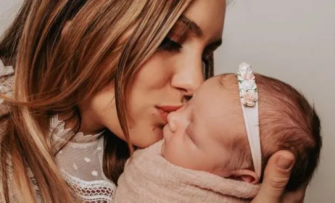 Photographe professionnelle shooting photo naissance en studio à Besançon, Besançon, TAILS PHOTOGRAPHIE