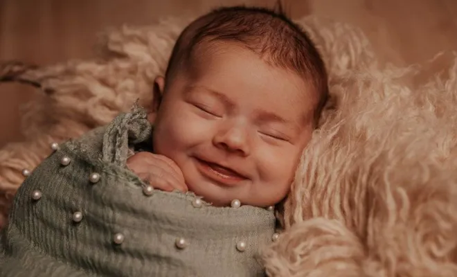 Photographe professionnelle shooting photo naissance en studio à Besançon, Besançon, TAILS PHOTOGRAPHIE