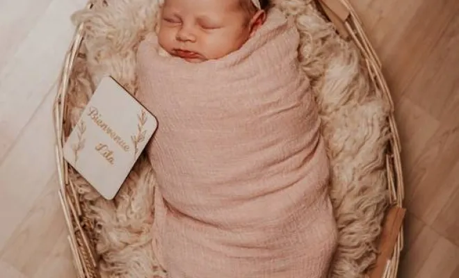 Photographe professionnelle shooting photo naissance en studio à Besançon, Besançon, TAILS PHOTOGRAPHIE