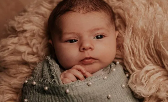 Photographe professionnelle shooting photo naissance en studio à Besançon, Besançon, TAILS PHOTOGRAPHIE